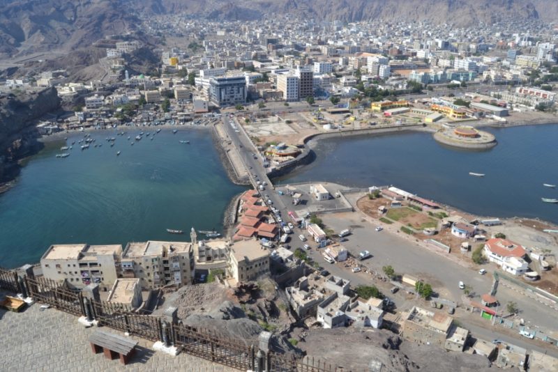 عدن: السلطة المحلية في صيرة تحذر من السباحة في الشواطئ بسبب ارتفاع الأمواج الخطيرة
