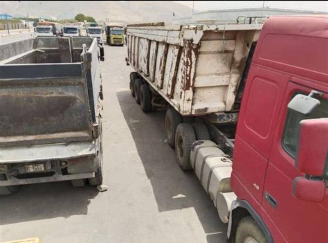 عناصر في مليشيا الانتقالي يمنعون شاحنات مصنع أسمنت الوحدة من المرور في أبين