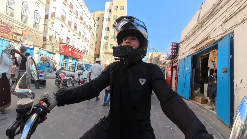 الرحالة الهولندية نورالي تتجول في حضرموت وتزور مدينة المكلا على متن دراجتها النارية