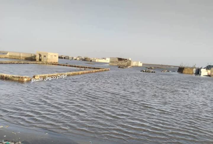 تعز: السلطة المحلية في ذوباب تحذر من هيجان البحر وتدعو إلى توخي الحذر