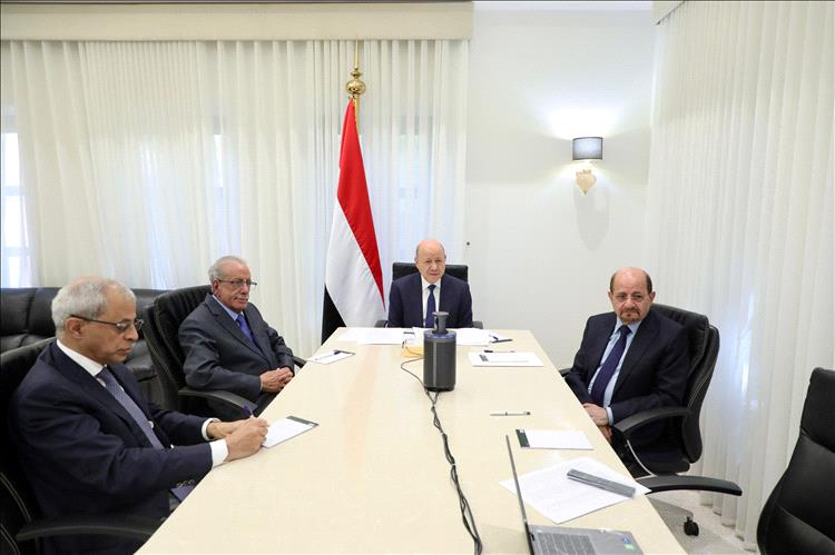 العليمي يجتمع بقيادات الخارجية ورؤساء البعثات الدبلوماسية ويؤكد على تعزيز دور الدبلوماسية اليمنية