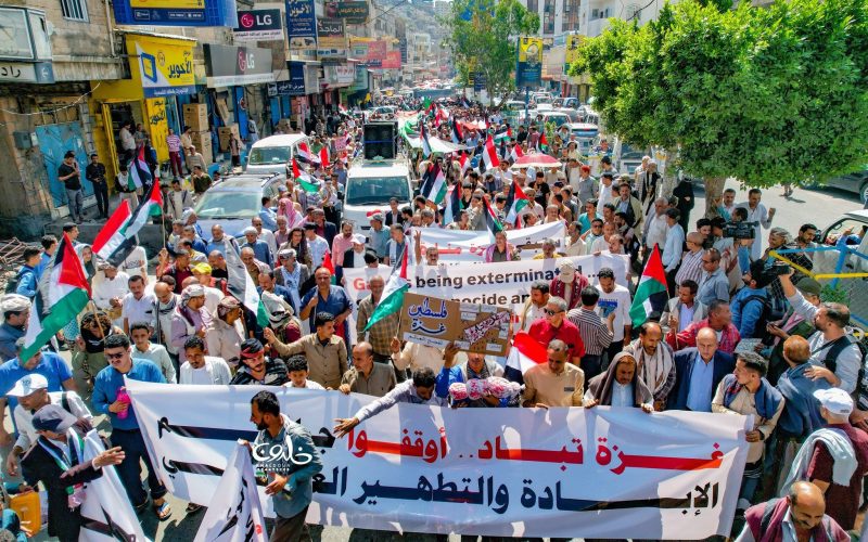 مظاهرة حاشدة في تعز تضامنا مع غزة وللمطالبة بوقف العدوان
