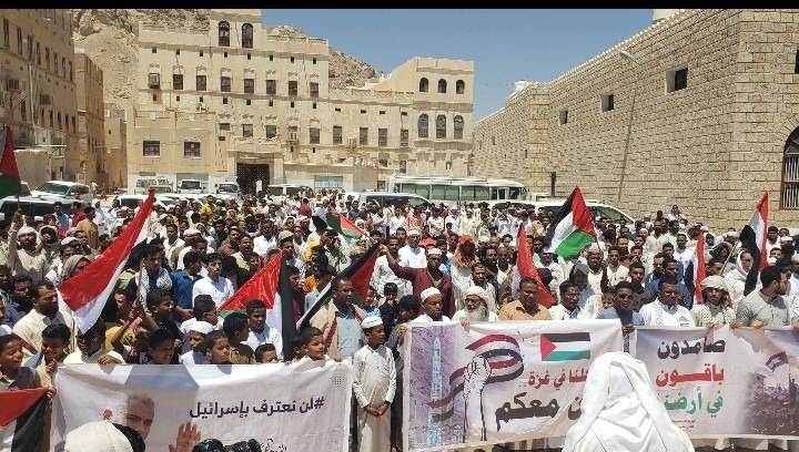 المئات من أهالي تريم بحضرموت يحتشدون تضامنا مع غزة ويطالبون بوقف العدوان