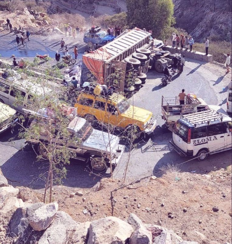 انقلاب شاحنة محمّلة بالسكر في القبيطة  يتسبب في إغلاق جزئي لطريق لحج – تعز