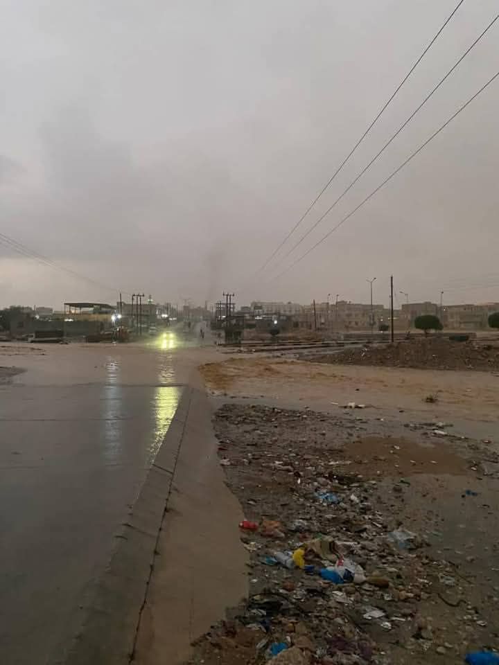 أمطار غزيرة على مديريات ساحل حضرموت والسيول تقطع الطريق الدولي بين المكلا والشحر