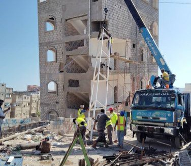 المكلا.. الفرق الهندسية تواصل العمل لإزالة العمارة المائلة بسبب خطأ هندسي كارثي