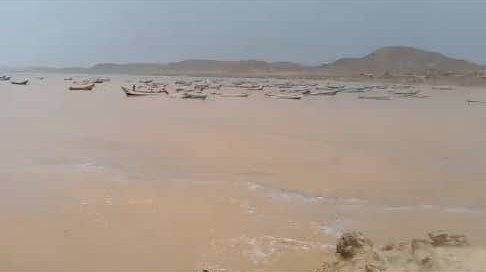 خفر السواحل تنقذ قوارب صيد جرفتها السيول شرقي حضرموت