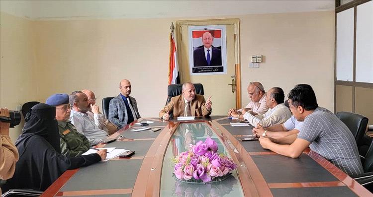 تعز: إجراءات عقابية للمتسببين برمي مخلفات المباني في مصارف السيول