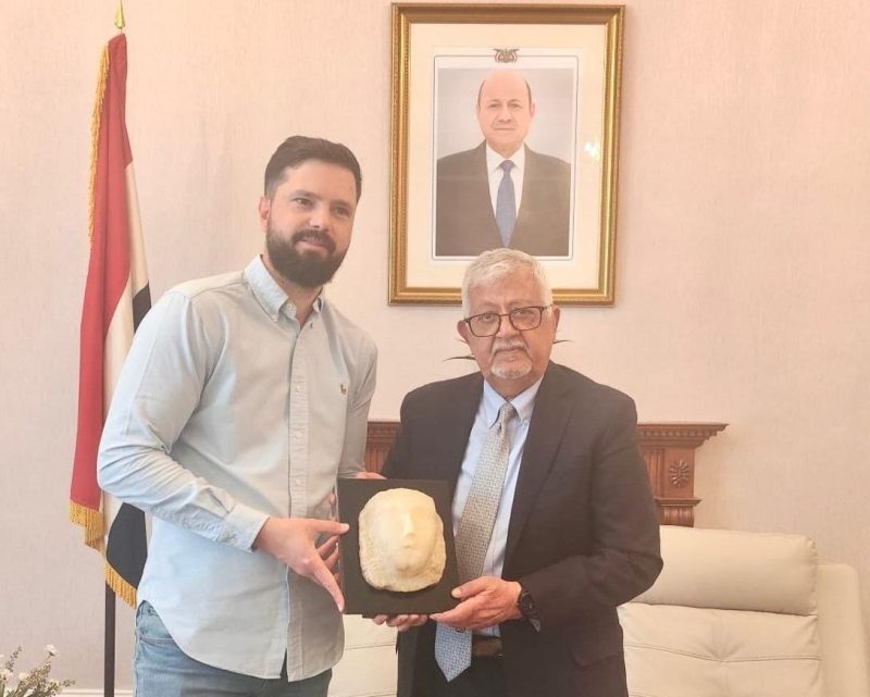 اليمن تستعيد قطعة أثرية قتبانية عمرها 2100 عام من مواطن أسترالي