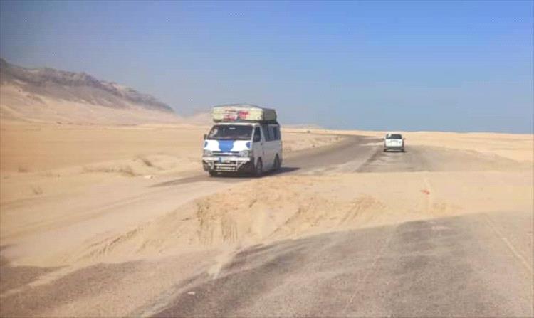 المكلا : رمال الصحراء تحاصر المسافرين على الطريق الدولي وسط صمت الجهات المعنية
