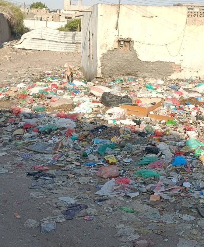 لحج: إهمال يحوّل طريقًا حيويًا إلى مكب نفايات ينذر بكارثة صحية وبيئية