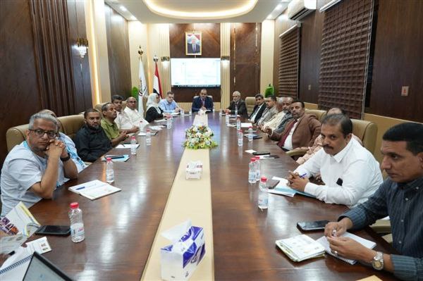 عدن: وزير الصحة يدعو إلى خطة وطنية موحدة لمواجهة الحميات والأوبئة