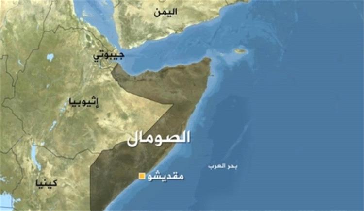 البحرية البريطانية تعلن عن حريق في سفينة بعد هجوم قبالة سواحل الصومال