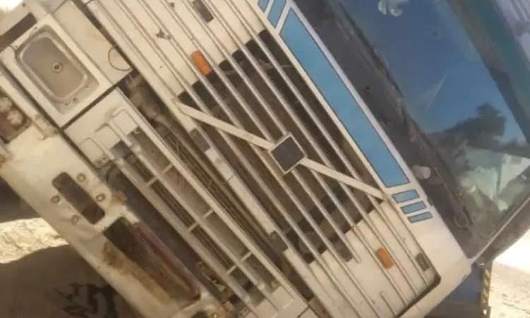 انقطاع حركة المرور بين ذمار والحديدة إثر انقلاب شاحنة أخشاب