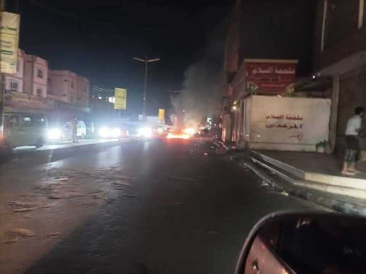 احتجاجات ليلية غاضبة في عدن تنديدا بانقطاع الكهرباء وتهديدات بالتصعيد