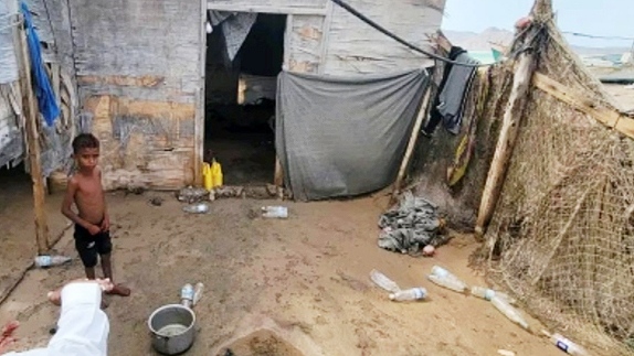 تعز: اجتماع رسمي طارئ لمتابعة تداعيات المد البحري في ذوباب وسط تحذيرات من اتساعه