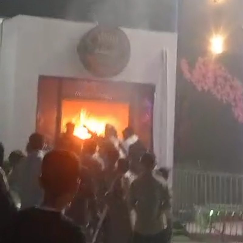 حريق يلتهم أحد المحلات التجارية في ملاهي وندر لاند بالمكلا بعد يوم واحد من الافتتاح