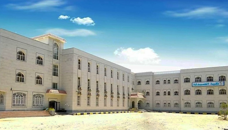 كلية الصيدلة بجامعة عدن ترفض تطبيق اللوائح والأنظمة التي طُبِّقت منذ عقود