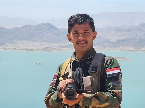 مقتل أربعة أشخاص بينهم مصور تلفزيوني في قصف حـ..وثي جنوب #مأرب