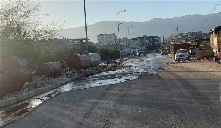 إنتشار الامراض في لودر بعد طفح مياه الصرف الصحي بالشوارع.