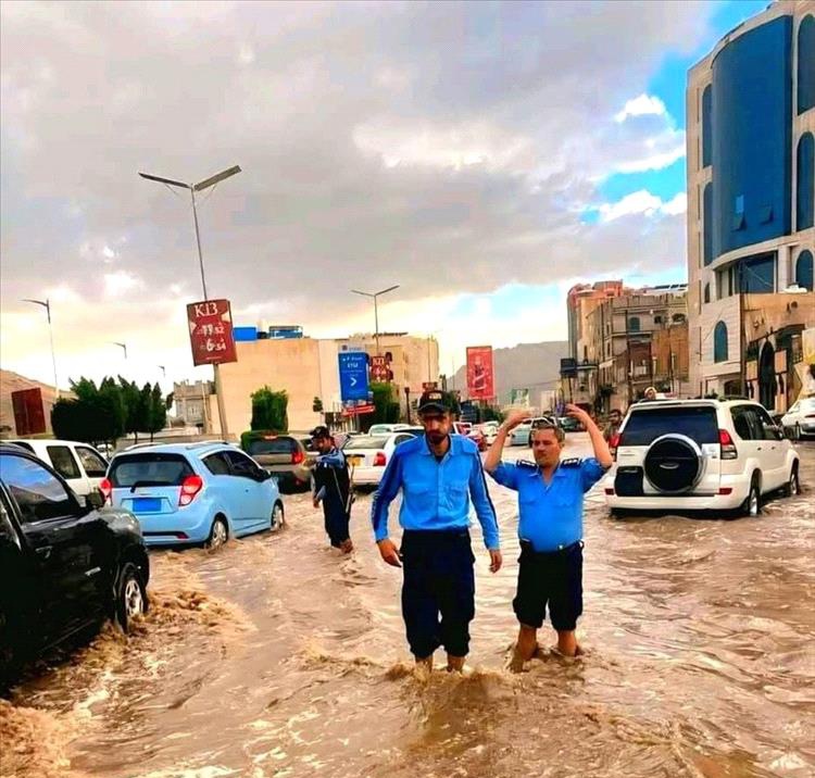 أمطار غزيرة تغرق شوارع صنعاء وتتسبب في اختناقات مرورية