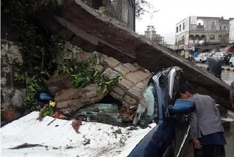 إب..تهدم سور مدرسة وتضرر عدد من المنازل جراء سيول الأمطار