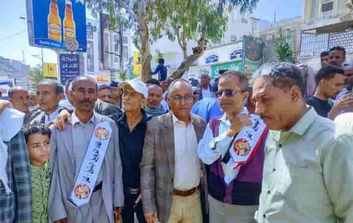 مظاهرة حاشدة لمعلمي تعز للمطالبة برفع الرواتب ومعالجة انهيار العملة الوطنية وتأكيدا على مواصلة الإضراب