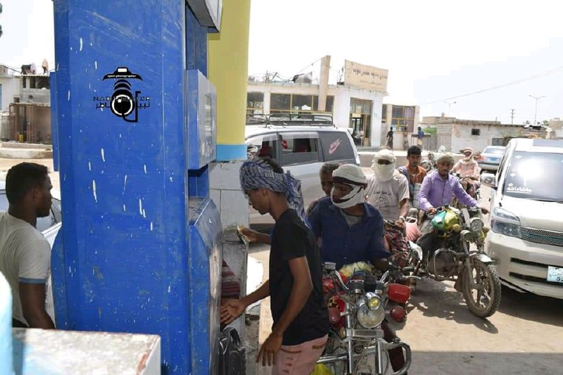 محطات الوقود تبيع المشتقات النفطية بأسعار متفاوتة ومطالبات بضبط التجار

