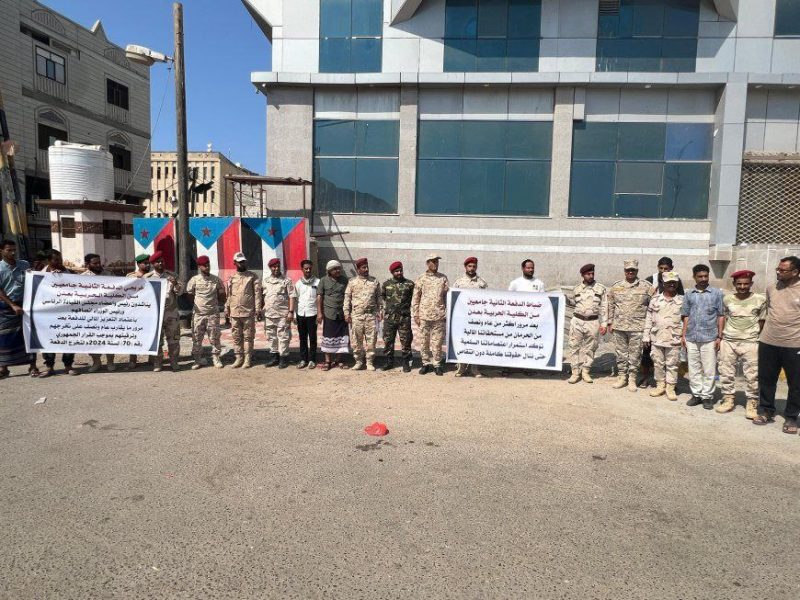 ضباط الدفعة الثانية من خريجي الكلية الحربية  يطالبون بمستحقاتهم المالية
