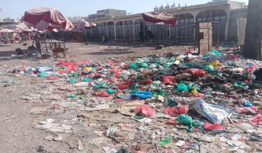 لحج.. المواطنون يشكون تكدس أكوام القمامة في مدينة الحبيلين