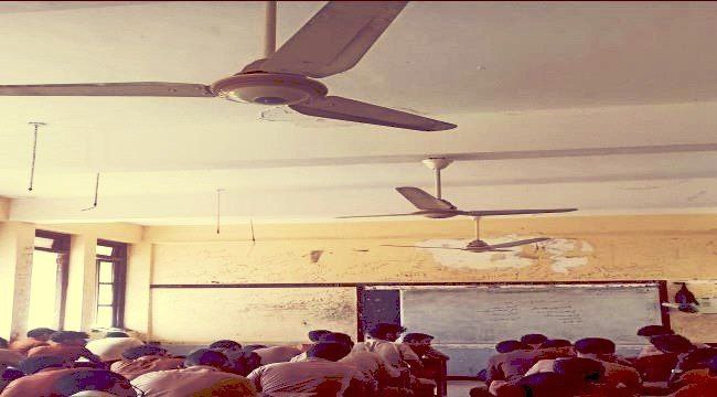 طلاب ثانويه في لحج لا
أداء الامتحانات 