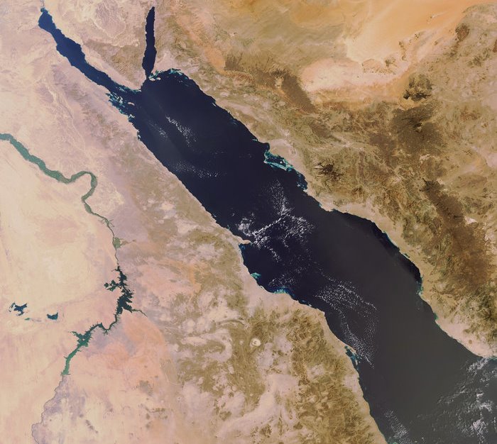 بعد أسابيع من الترقب.. سفن تجارية تبدأ التوجه إلى ميناء رأس عيسى شمال غرب #الحديدة