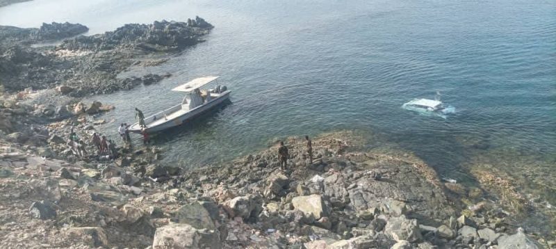 وفاة شخص وإصابة آخر إثر سقوط مركبة في بحر المكلا