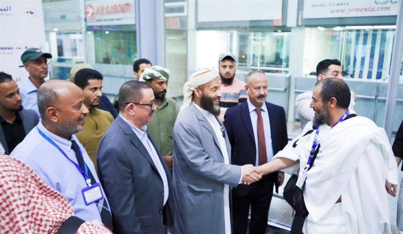 وزير الأوقاف يدشّن أولى رحلات تفويج الحجاج من مطار عدن الدولي