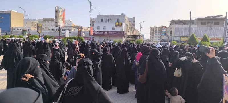 عدن تنتفض بصوت نسائها: مظاهرة حاشدة تطالب بتوفير الكهرباء والخدمات الأساسية