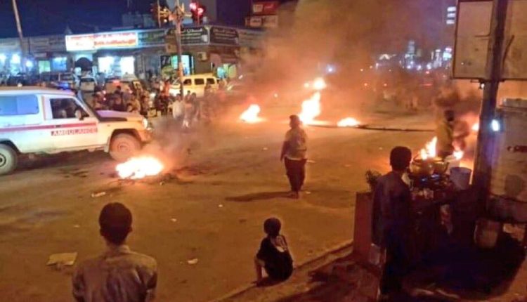 عدن: احتجاجات غاضبة في #المنصورة تنديداً بتردي الخدمات وانقطاع #الكهرباء
