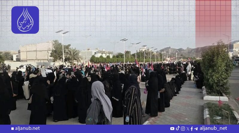 للمرة الثانية.. نساء عدن يتظاهرن في ساحة العروض للمطالبة بتوفير الكهرباء والماء