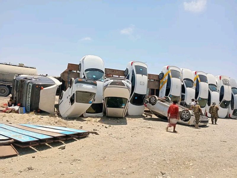 انقلاب قاطرة محمّلة بالسيارات في دوفس أثناء توجهها إلى #عدن