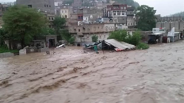 سيول تجتاح محافظة #إب اليمنية وتودي بحياة شخصين وتخلف دمارًا واسعًا..