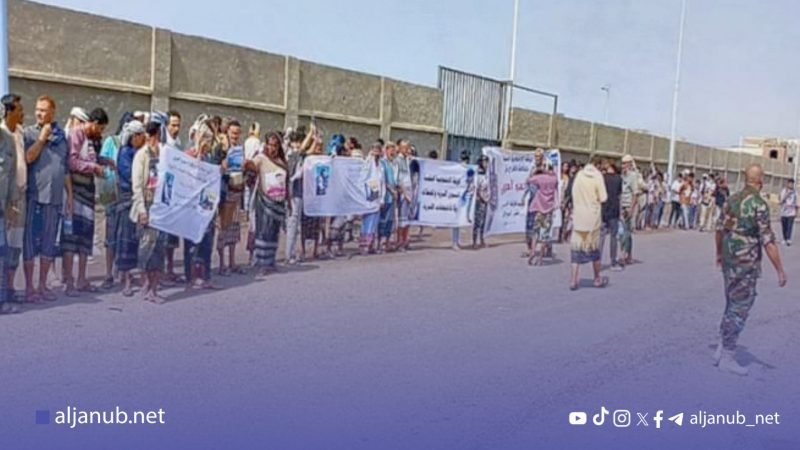عدن: وقفة احتجاجية قبلية للمطالبة بالإفراج عن ضابط معتقل لدى قوات الانتقالي