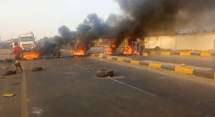 متظاهرون يقطعون الطريق العام في #لحج احتجاجًا على تدهور الخدمات