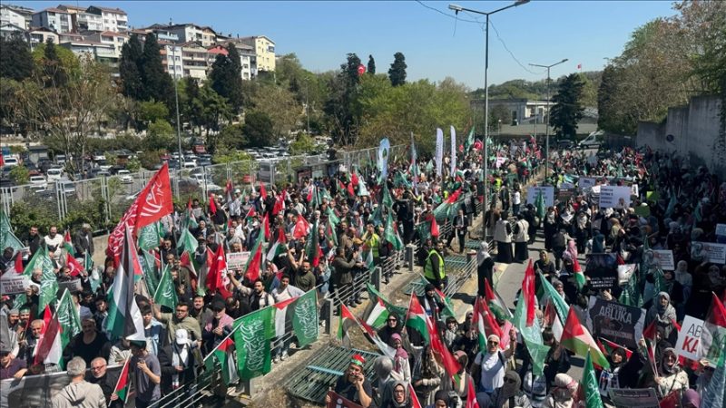 وقفة احتجاجية حاشدة بـ #إسطنبول تندد بالتواطؤ الأمريكي في إبادة #غزة