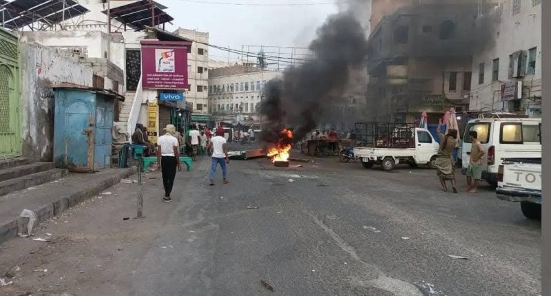 احتجاجات شعبية غاضبة في المكلا ومطالبات بوقف استغلال الكهرباء كورقة ضغط..