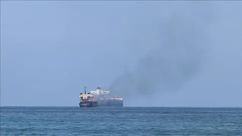 سفينة تحترق بعد إصابتها بمقذوف في خليج عدن