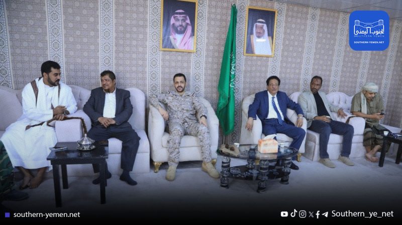 تكريم قائد أجنبي في المهرة يثير موجة غضب شعبي وانتقادات واسعة حول السيادة الوطنية