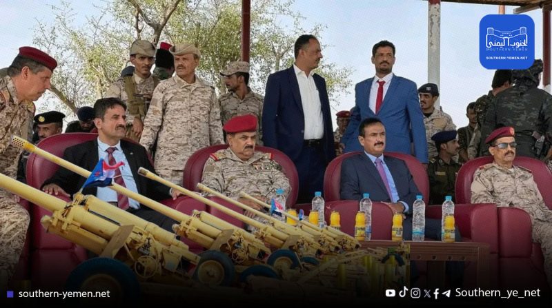 عرض عسكري يثير تساؤلات حول رمزية المناسبة.. لماذا غاب العلم الوطني في شبوة؟