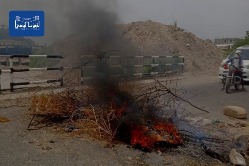 أبين.. إغلاق الطريق الرئيسي في جعار احتجاجًا على تردي الخدمات