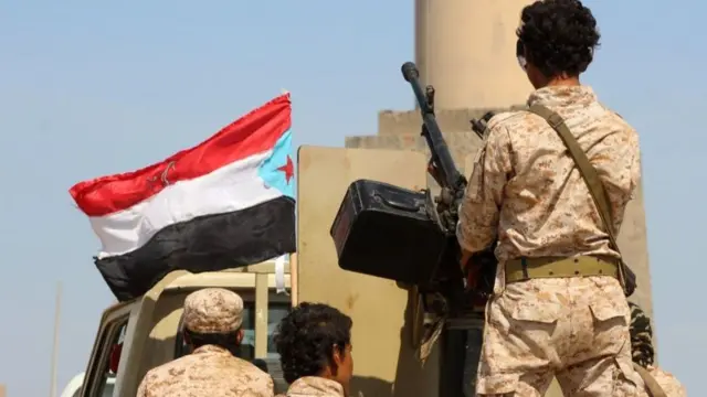 مليشيات الانتقالي تقتحم مسجد الصوفية في عدن وتعتقل كبار السن