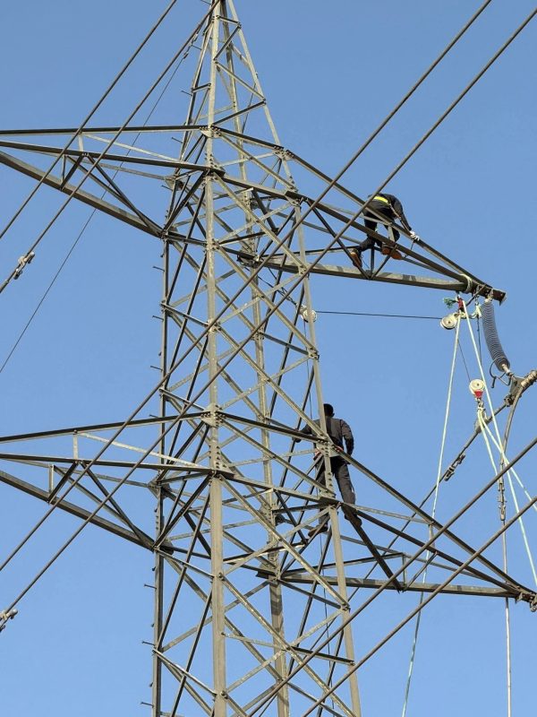 انقطاع شامل للتيار الكهربائي في مأرب بعد تخريب خطوط نقل الطاقة الرئيسية