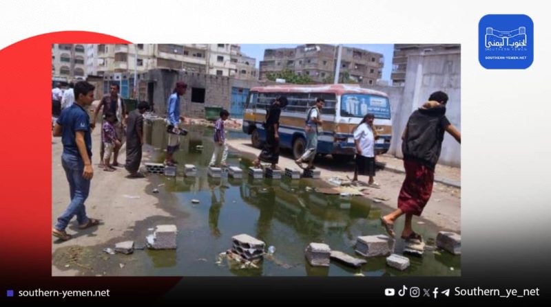 عدن.. سكان حي بلوك 13 بالمنصورة يناشدون السلطات إنقاذهم من المجاري الطافحة